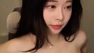 Amateur webcam toying wet pussy
